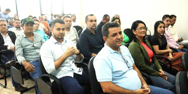 Prefeito João Alberto participa da reunião com prefeitos promovida pelo Tribunal de Contas do Estado para tratar de resíduos sólidos urbanos