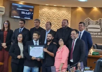 Delegado José Lucas recebe a menção elogiosa das mãos do delegado Paulão dos Animais - Foto: DICOM SSP TO