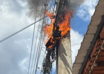 Emaranhado de fios em rede pega fogo em Miracema