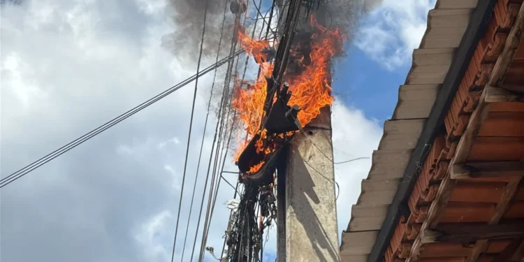 Emaranhado de fios em rede pega fogo em Miracema