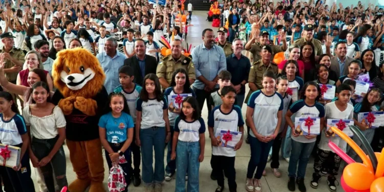 Mais de 700 alunos da rede municipal participam de formatura do Proerd