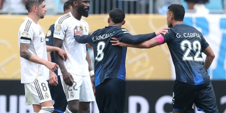 Rüdiger discute com Gustavo Cabral em Real Madrid x Pachuca; o zagueiro alemão fez acusação de racismo • Richard Pelham/Getty Images