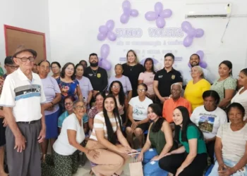 Equipe da 106ª Delegacia posa para foto com participantes do evento - Créditos: DICOM SSP TO