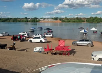 Forte calor no final de semana leva banhistas ao Rio Tocantins