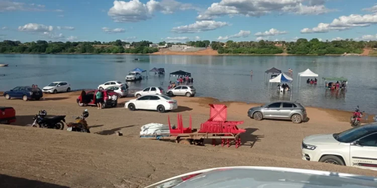 Forte calor no final de semana leva banhistas ao Rio Tocantins