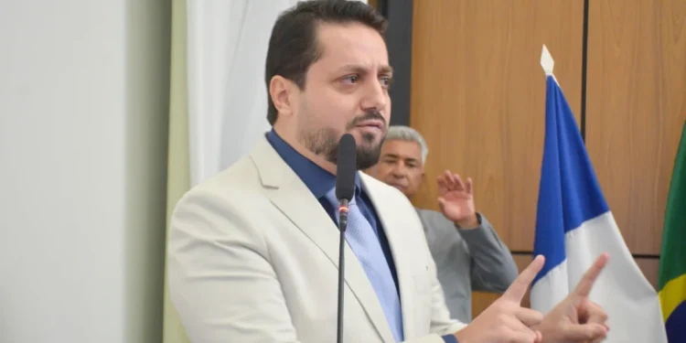 Vereador Vinicius Pires registra falta de segurança dos médicos na capital