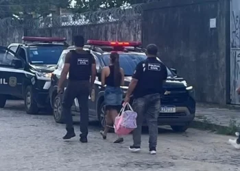 Mulher é presa ao aplicar golpes e furtar armamentos em um clube de tiro na Paraíba • Reprodução/Polícia Civil