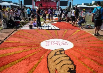 10 de 13 A Arquidiocese de Brasília celebra o dia de Corpus Christi. As atividades começam com a montagem do tapete no gramado central da Esplanada dos Ministérios. • José Cruz/ Agência Brasil