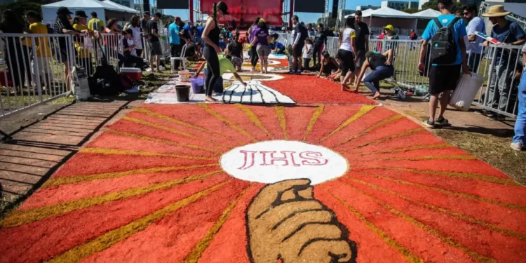 10 de 13 A Arquidiocese de Brasília celebra o dia de Corpus Christi. As atividades começam com a montagem do tapete no gramado central da Esplanada dos Ministérios. • José Cruz/ Agência Brasil