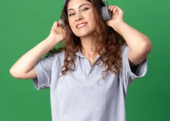 Ouvir músicas e podcasts no idioma escolhido para o Enem ajuda a compreender o idioma de forma natural e contextualizada • Freepik