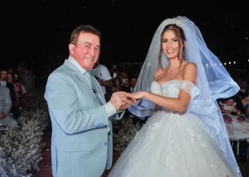 1 de 16 Calita Franciele Miranda de Souzamostrou fotos de seu casamento religioso com o cantor sertanejo Amado Batista • Instagram/Calita Franciele