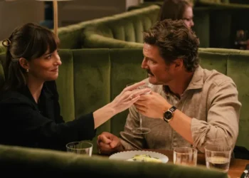 Dakota Johnson e Pedro Pascal em "Amores Materialistas" • Divulgação/A24