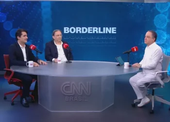 Dr. Roberto Kalil recebe os psiquiatras Eduardo Martinho e Erlei Sassi, ambos do Instituto de Psiquiatria do Hospital das Clínicas de São Paulo, no "CNN Sinais Vitais - Dr. Kalil Entrevista"  • CNN/Divulgação