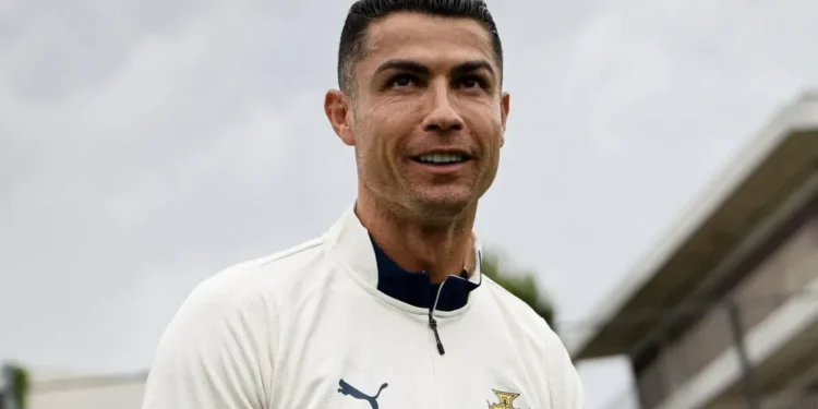Cristiano Ronaldo renova com o Al-Nassr em busca de milésimo gol