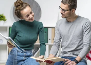 Foco excessivo em falar inglês corretamente pode atrapalhar a espontaneidade e a evolução • Freepik