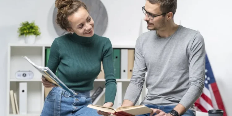 Foco excessivo em falar inglês corretamente pode atrapalhar a espontaneidade e a evolução • Freepik