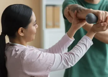 Oportunidades contemplam 8 cursos de graduação, entre os quais Fisioterapia, com início das aulas previsto para o segundo semestre • Freepik