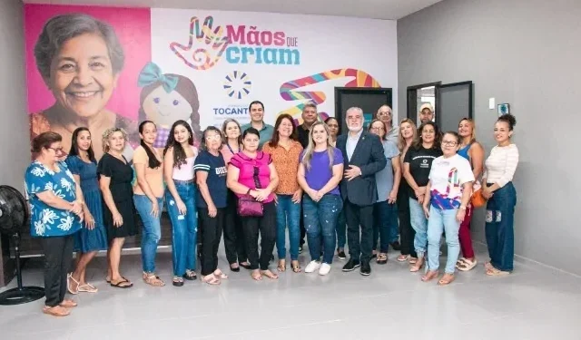 Alunos dos cursos de cabeleireiro, designer de sobrancelhas e tranças e penteados da Inclusão Produtiva da Setas