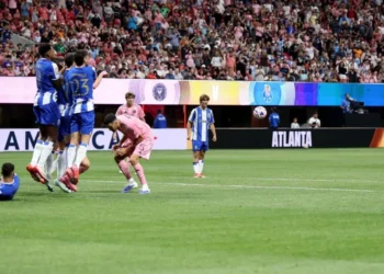 Messi marca golaço de falta em Inter Miami x Porto pelo Mundial de Clubes • Alex Grimm/Getty Images