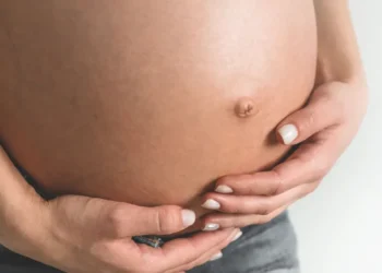 Estudo mostra que a tendência de adiar a maternidade está relacionada ao aumento da escolaridade e à participação maior no mercado de trabalho  • Getty Images