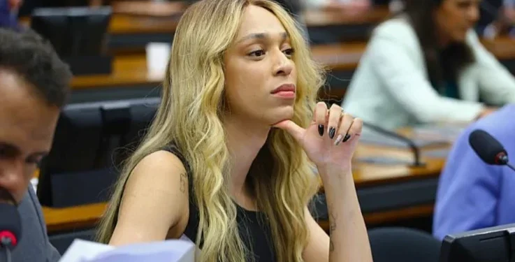 Deputada Erika Hilton enfrenta repercussão negativa nas redes