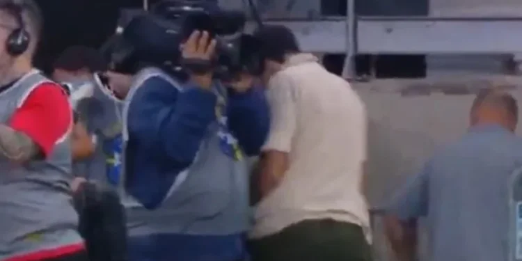 Abel se manifesta sobre “empurrão” em cinegrafista em derrota do Palmeiras