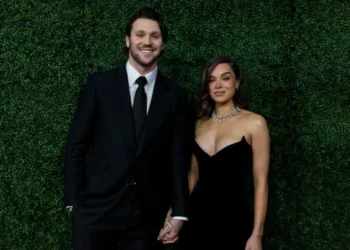 Hailee Steinfeld e Josh Allen estão juntos desde 2023 e ficaram noivos em 2024 • Michael Owens/Getty Images