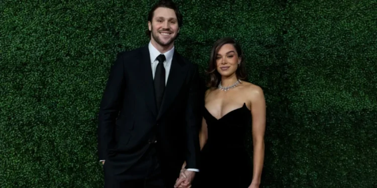 Hailee Steinfeld se casa com jogador de futebol americano; diz site