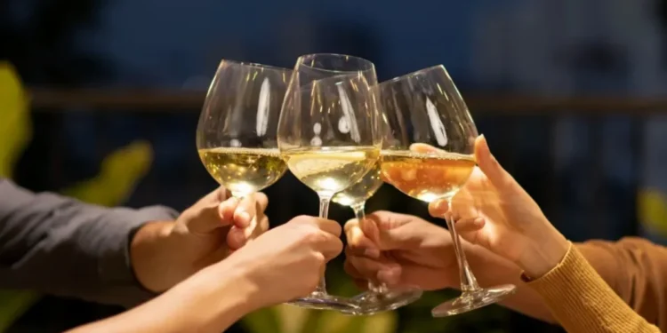 Consumo de vinho branco pode prevenir paradas cardíacas súbitas, diz estudo