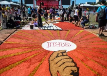 Brasília - 08.06.2023 - A Arquidiocese de Brasília celebra o dia de Corpus Christi. As atividades começam com a montagem do tapete no gramado central da Esplanada dos Ministérios. • Foto: José Cruz/ Agência Brasil