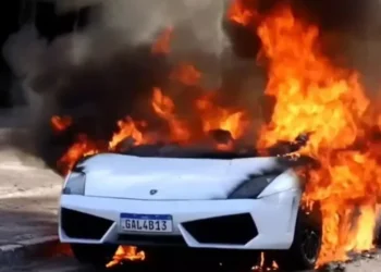 Carro de luxo pegou fogo na tarde de sábado (31), na Avenida 136, em Goiânia • Reprodução