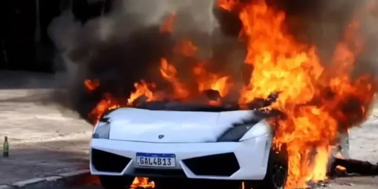 Lamborghini de mais de R$ 1 milhão pega fogo em avenida de Goiânia