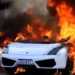 Lamborghini de mais de R$ 1 milhão pega fogo em avenida de Goiânia