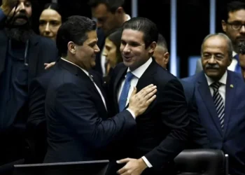 Senador Davi Alcolumbre cumprimenta deputado Hugo Motta na abertura do ano legislativo — Foto: TON MOLINA/FOTOARENA/ESTADÃO CONTEÚDO