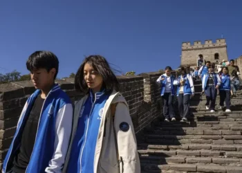 Estudantes chineses caminham pela Grande Muralha da China — Foto: Louise Delmotte/AP Photo