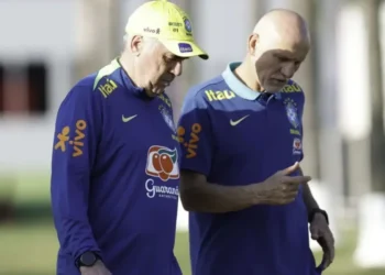 Ancelotti conversa com Taffarel em treino da Seleção Brasileira • Rafael Ribeiro/CBF