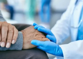 Em apenas 12 semanas, um modelo de cuidado personalizado guiado por avaliação geriátrica mostrou impacto significativo no entendimento do prognóstico entre pacientes com 65 anos ou mais  • Drazen Zigic/GettyImages