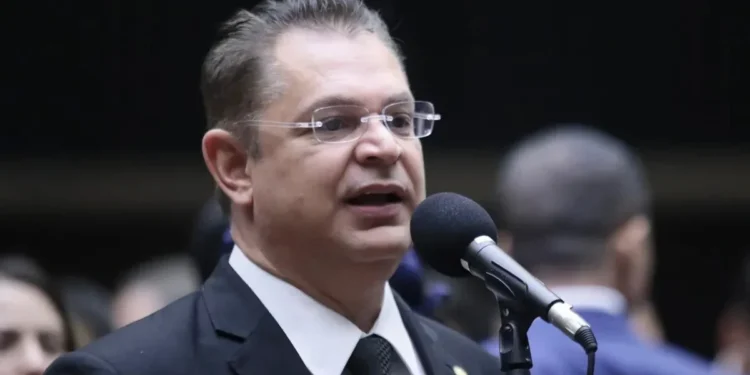 Líder do PL na Câmara se solidariza após Zambelli anunciar que saiu do país