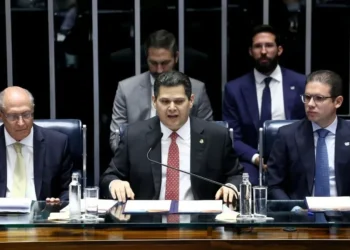 O presidente em exercício Geraldo Alckmin (PSB) e o presidente do Senado, Davi Alcolumbre (União-AP), e da Câmara, Hugo Motta (Republicanos-PB), durante abertura do 11° Fórum Parlamentar dos Brics • Foto: Vinicius Loures/Câmara dos Deputados