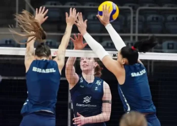 Julia Bergmann ataca em treino da seleção brasileira de vôlei — Foto: CBV