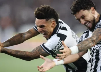 Alex Telles comemora gol do Botafogo com Igor Jesus, que fez sua despedida do estádio Nilton Santos • Vitor Silva/Botafogo