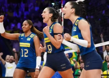 Julia Kudiess, ao centro, vibra na vitória do Brasil sobre a República Tcheca — Foto: Confederação Brasileira de Voleibol