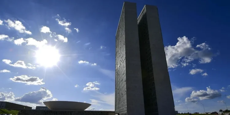 Equipe econômica traça estratégias para alterar Fundeb e benefícios fiscais