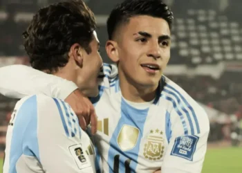 Julián Alvarez e Thiago Almada comemoram gol da Argentina sobre o Chile • Reprodução/X @Argentina