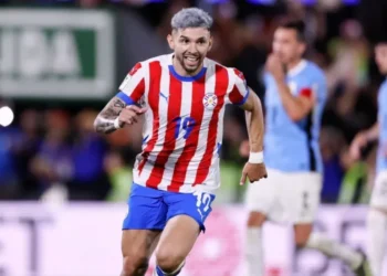 Enciso comemora um dos gols do Paraguai contra o Uruguai, pelas Eliminatórias • Divulgação/Seleção Paraguaia