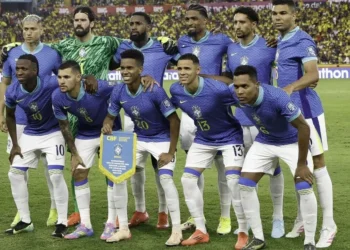 Escalação da Seleção Brasileira na estreia de Ancelotti: em pé, Richarlison, Alisson, Gerson, Alexsandro, Marquinhos e Casemiro; agachados, Vini Jr., Bruno Guimarães, Estêvão, Vanderson e Alex Sandro • Rafael Ribeiro/CBF