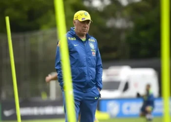 Carlo Ancelotti em treino da seleção brasileira — Foto: Marcos Ribolli