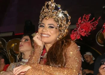 Lexa assumiu o posto de madrinha de bateria da escola de samba paulistana Dragões da Real na festa de lançamento do enredo do Carnaval 2026 • Tomzé Fonseca/Agnews