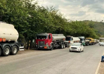 Dezenas de caminhões-tanque se encontram parados na entrada da base da Vibra, em Betim (MG) crédito: Sindtanque-MG