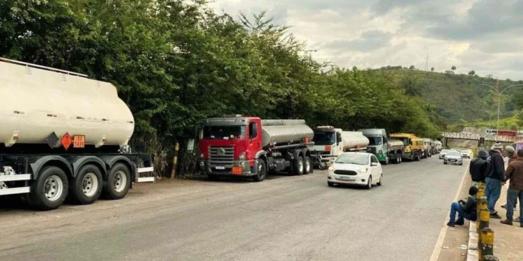 Dezenas de caminhões-tanque se encontram parados na entrada da base da Vibra, em Betim (MG)
crédito: Sindtanque-MG